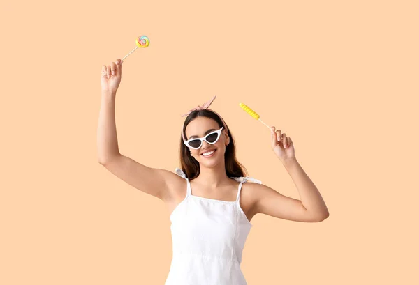 Beautiful Young Woman Sunglasses Sweet Lollipops Beige Background — Stock Photo, Image