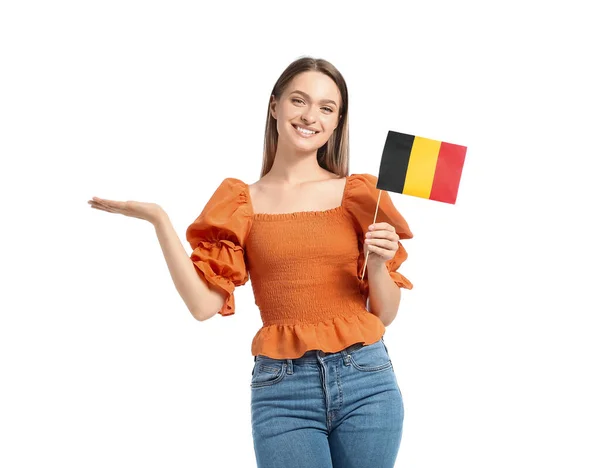 白い背景に何かを示すベルギーの旗を持つ若い女性 — ストック写真