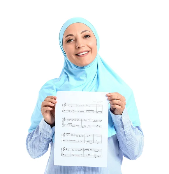 Muslimische Musiklehrerin Mit Notenblatt Auf Weißem Hintergrund — Stockfoto