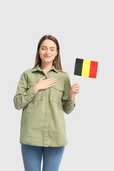 浅色背景上挂比利时国旗的年轻女子 — 图库照片