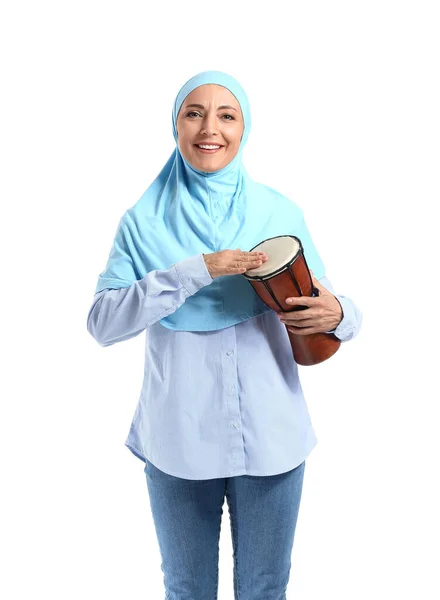 有白色背景鼓声的穆斯林音乐老师 — 图库照片
