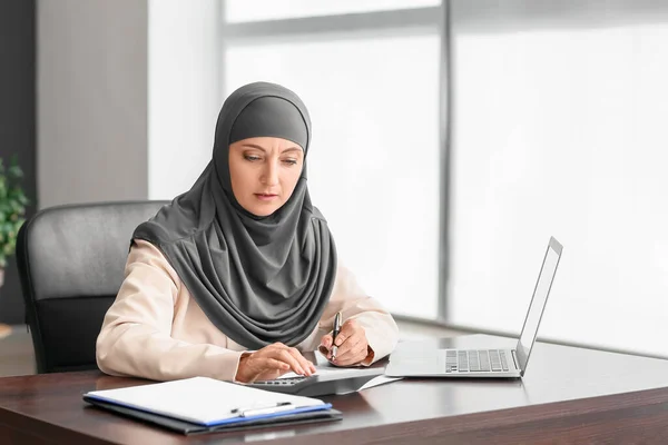 Muslim Secretary Working Office — Stock Photo, Image