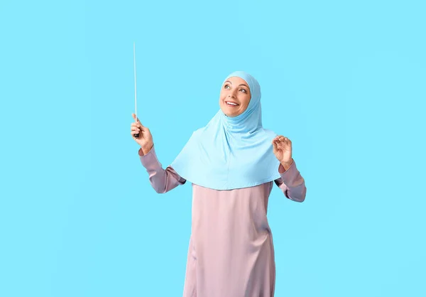 色の背景にイスラム音楽教師 — ストック写真