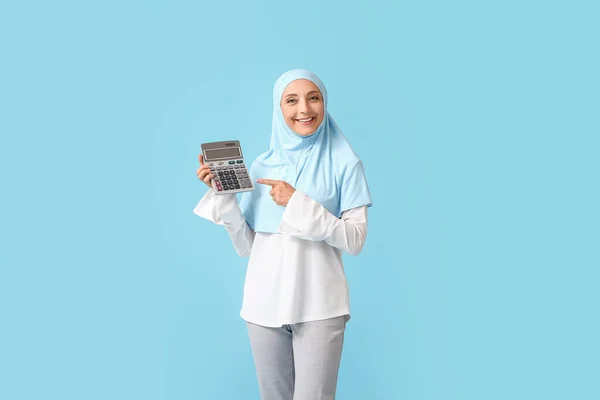 Muslimische Sekretärin Mit Taschenrechner Auf Farbigem Hintergrund — Stockfoto