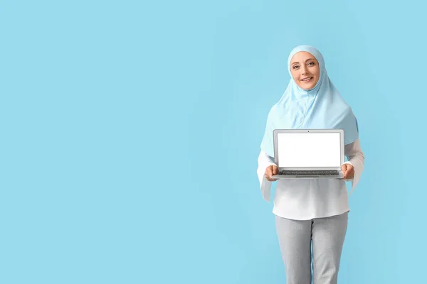 Renkli Dizüstü Bilgisayarı Olan Müslüman Sekreter — Stok fotoğraf