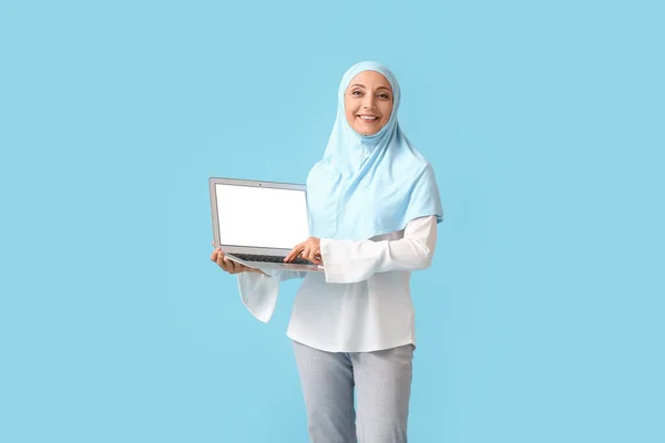 Muslimische Sekretärin Mit Laptop Auf Farbigem Hintergrund — Stockfoto