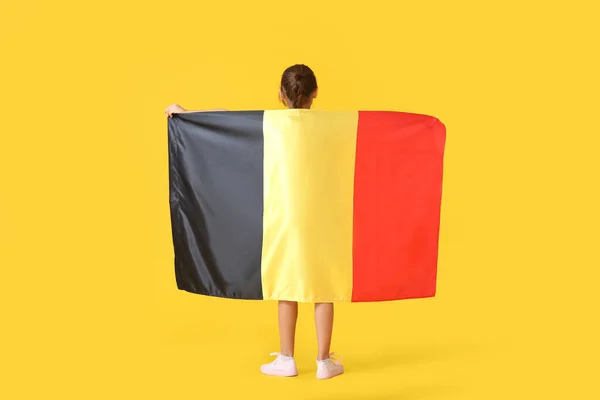 Маленькая Девочка Флагом Бельгии Цветном Фоне Вид Сзади — стоковое фото