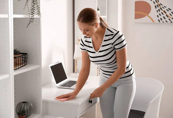 Young Woman Cleaning Her House — Stock Photo, Image