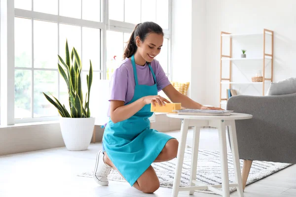 Young Woman Cleaning Her House — Stock Photo, Image