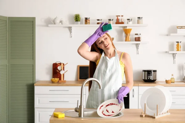 Mujer Joven Cansada Lavando Platos Casa — Foto de Stock