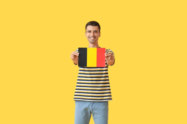 背景色为比利时国旗的年轻人 — 图库照片