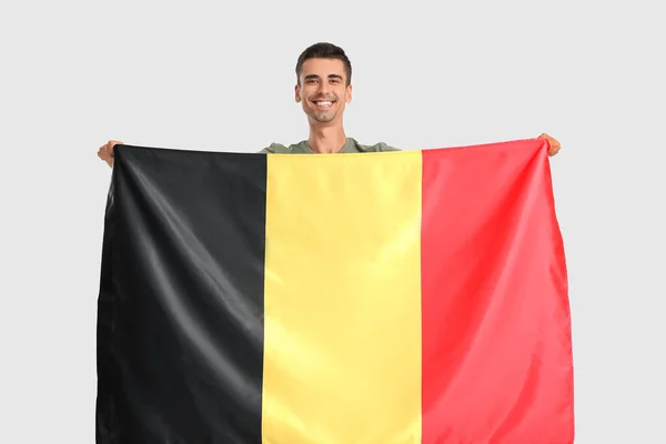 Молодой Человек Флагом Бельгии Светлом Фоне — стоковое фото