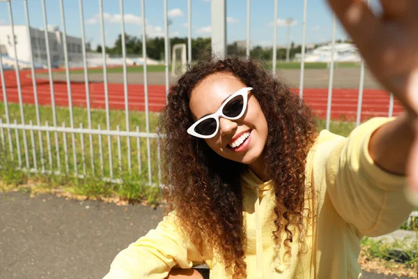 Vacker Ung Afro Amerikansk Kvinna Stilig Hoodie Tar Selfie Utomhus — Stockfoto