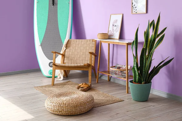 Cómodo Sillón Puf Tabla Para Surfear Cerca Pared Color Interior —  Fotos de Stock