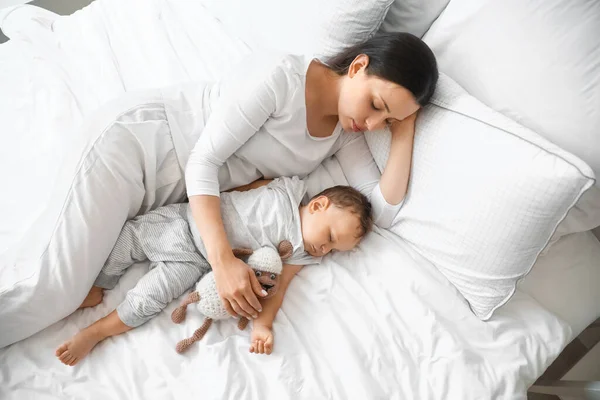Joven Madre Adorable Bebé Con Juguete Durmiendo Cama — Foto de Stock