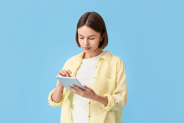 Junge Frau Mit Tablet Auf Farbigem Hintergrund — Stockfoto