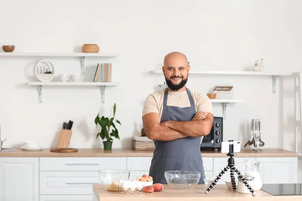 Schöner Mann Kocht Mit Videotutorial Der Küche — Stockfoto