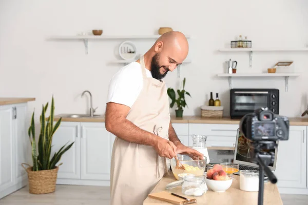 Yakışıklı Adam Mutfakta Video Dersi Kaydederken Para Kazanıyor — Stok fotoğraf