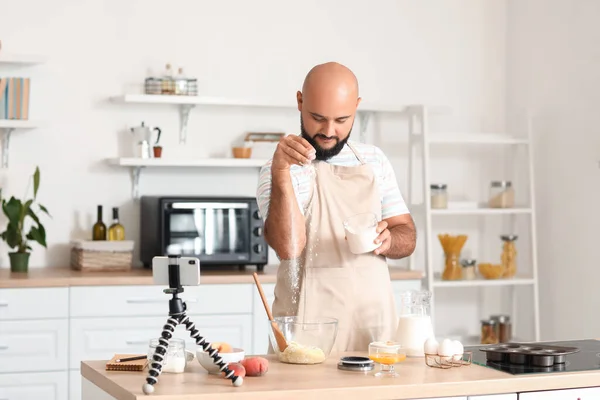Yakışıklı Adam Mutfakta Video Dersini Takip Ederken Para Kazanıyor — Stok fotoğraf