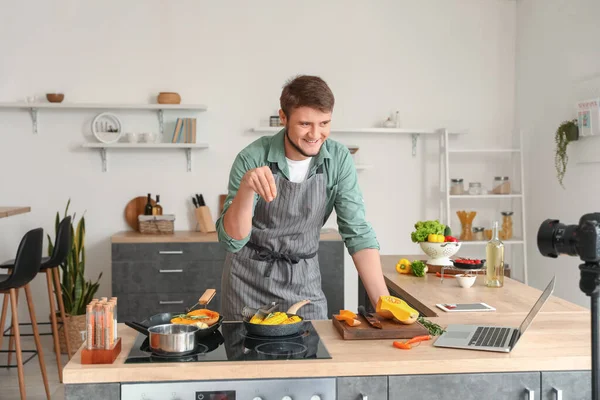 Young Man Sprinkling Spices Vegetables While Recording Video Kitchen — Stock Photo, Image