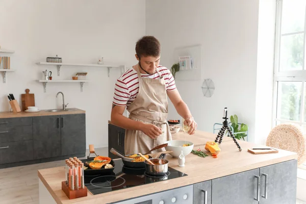 Hombre Joven Vertiendo Aceite Tazón Con Ensalada Cocina —  Fotos de Stock