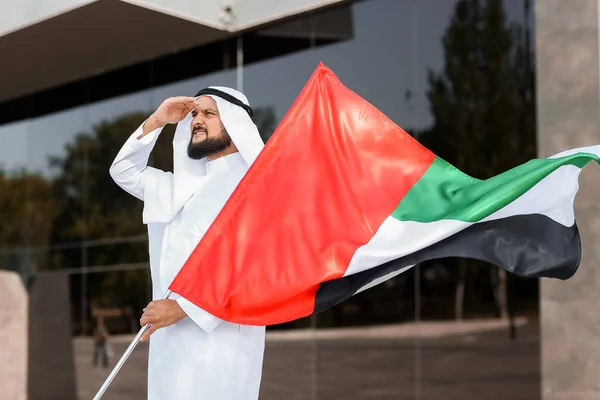 Férfi Hagyományos Ruhában Egyesült Arab Emírségek Nemzeti Zászlajával Szabadban — Stock Fotó