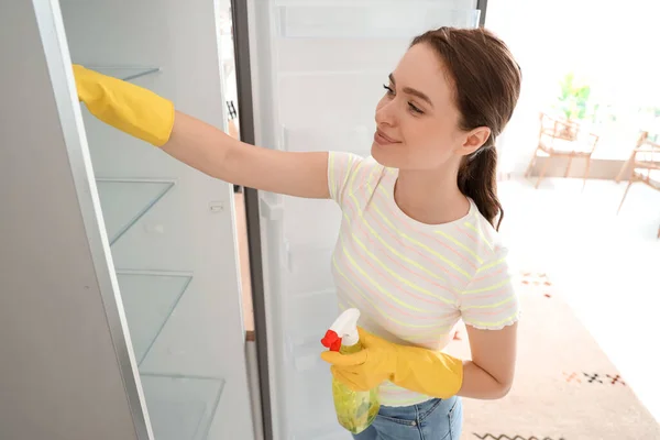 Jeune Femme Nettoyage Réfrigérateur Dans Cuisine — Photo