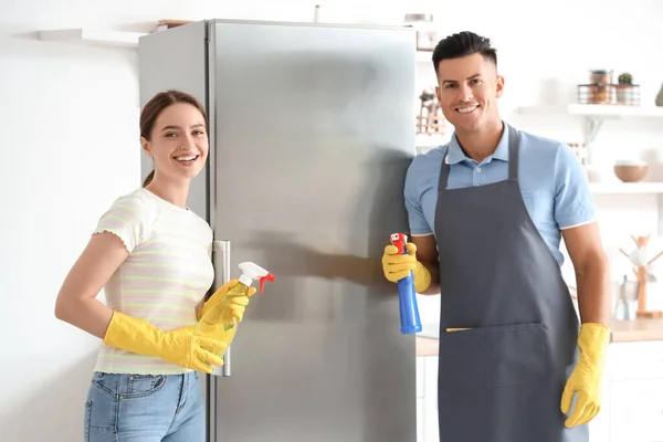Genç Çift Mutfaktaki Buzdolabını Temizliyor — Stok fotoğraf