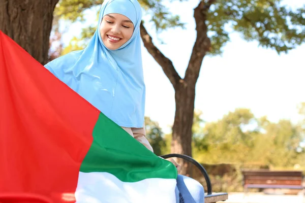 Krásná Muslimka Vlajkou Sae Sedí Lavičce Parku — Stock fotografie
