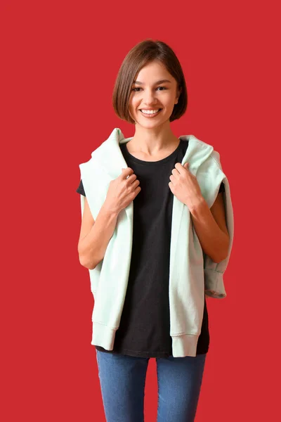 Schöne Junge Frau Stilvollem Shirt Auf Farbigem Hintergrund — Stockfoto