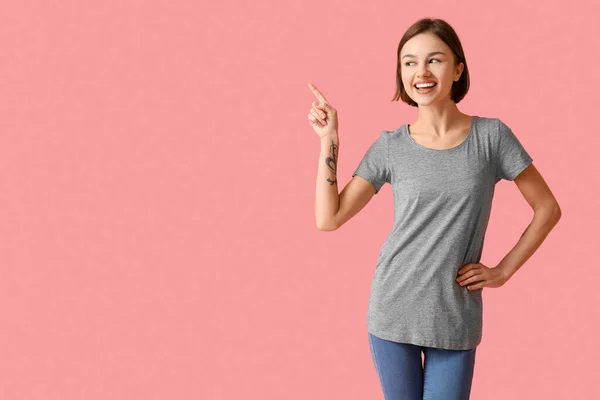 Mooie Jonge Vrouw Stijlvolle Shirt Wijzend Naar Iets Kleur Achtergrond — Stockfoto