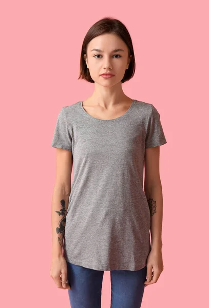 Piękna Młoda Kobieta Stylowej Koszulce Tle Koloru — Zdjęcie stockowe