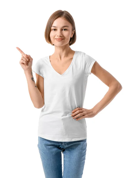 Mulher Bonita Camiseta Elegante Apontando Para Algo Fundo Branco — Fotografia de Stock