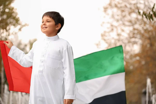 Aranyos Kisfiú Nemzeti Zászló Egyesült Arab Emírségek Szabadban — Stock Fotó