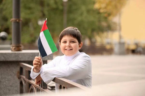 Netter Kleiner Junge Mit Nationalflagge Der Vae Freien — Stockfoto