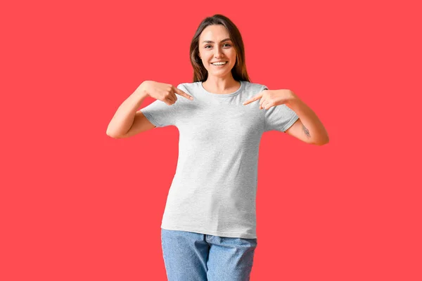 Ung Kvinna Blank Shirt Färg Bakgrund — Stockfoto