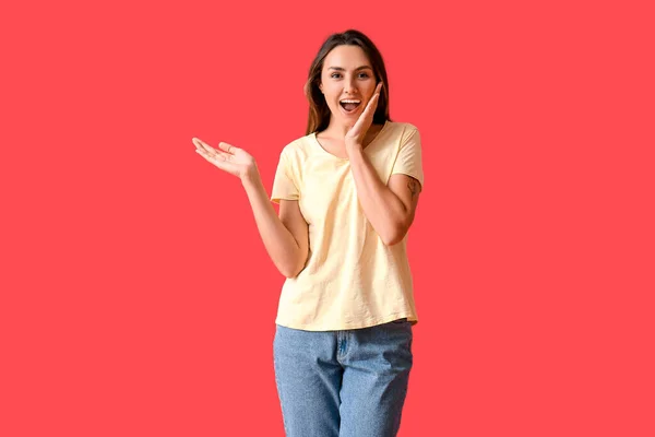 Spännande Ung Kvinna Blank Shirt Färg Bakgrund — Stockfoto