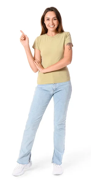 Ung Kvinna Blank Shirt Som Visar Något Vit Bakgrund — Stockfoto