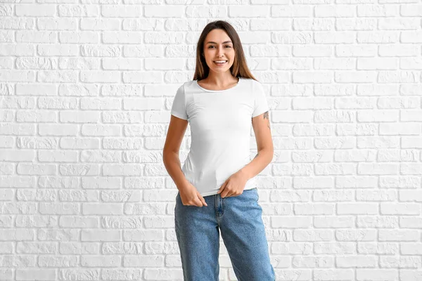 Mujer Joven Camiseta Blanco Sobre Fondo Ladrillo Blanco —  Fotos de Stock