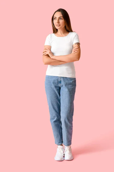 Mujer Joven Camiseta Blanco Sobre Fondo Color — Foto de Stock