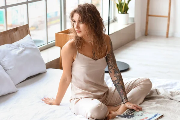 Beautiful Tattooed Woman Reading Magazine Bedroom — Stock Photo, Image