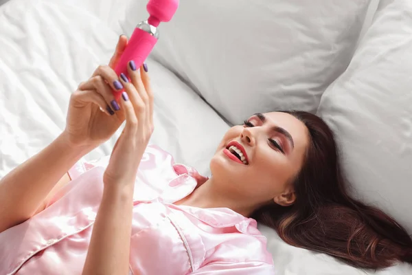 Jonge Vrouw Met Vibrator Liggend Bed — Stockfoto