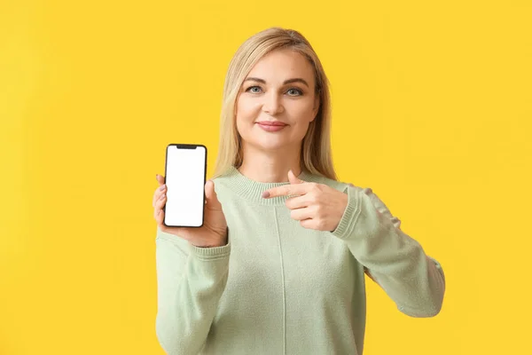 Красива Жінка Мобільним Телефоном Жовтому Фоні — стокове фото
