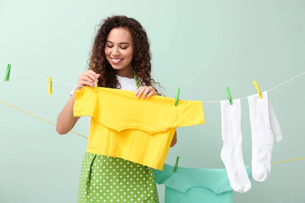 Joven Mujer Afroamericana Colgando Camiseta Limpia Con Pinza Ropa Fondo — Foto de Stock