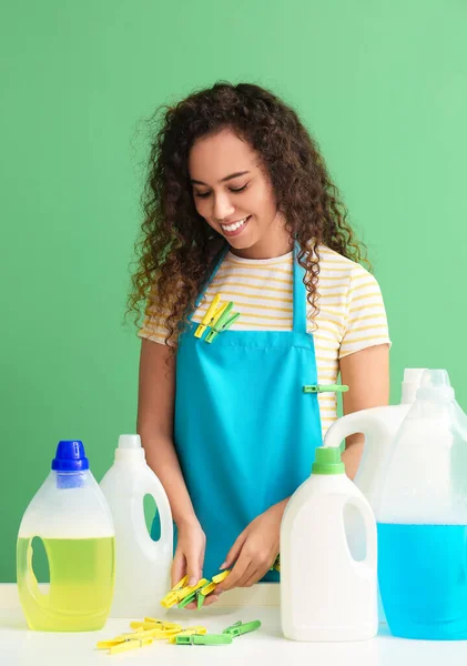 Jonge Afro Amerikaanse Vrouw Met Tafel Wasknijpers Flessen Wasmiddel Groene — Stockfoto