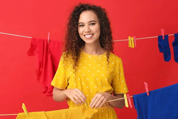 Joven Mujer Afroamericana Colgando Camiseta Limpia Con Pinza Ropa Sobre — Foto de Stock