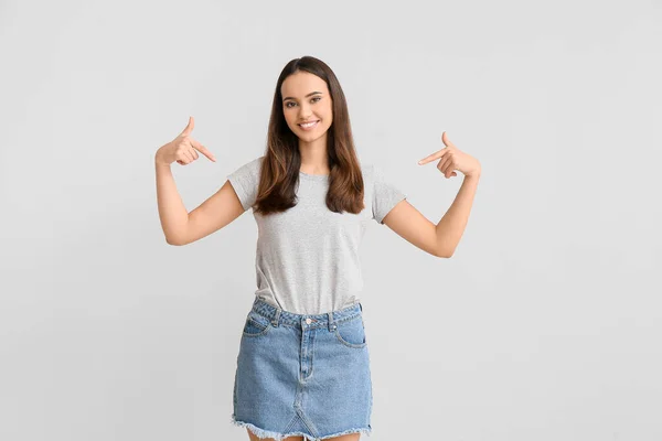 Jolie Jeune Femme Shirt Élégant Sur Fond Clair — Photo