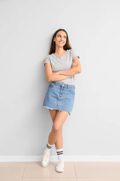 Söt Ung Kvinna Snygg Shirt Ljus Bakgrund — Stockfoto