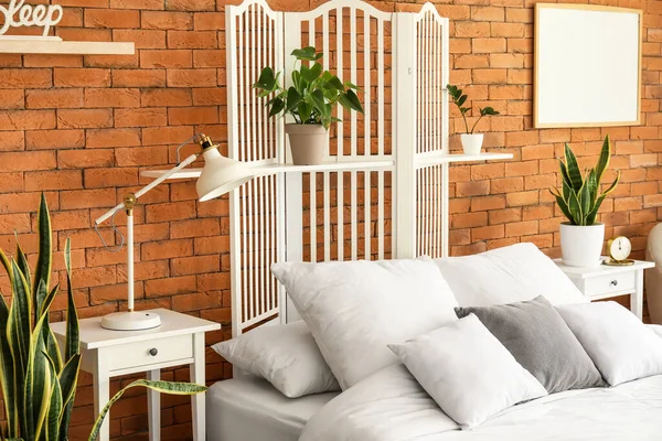 Beyaz Perdeli Çiçekli Şık Bir Yatak Odası — Stok fotoğraf