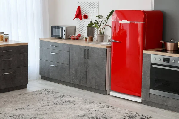 Réfrigérateur Rétro Rouge Comptoirs Modernes Cuisine — Photo